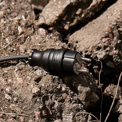 REXANT 111-001 Вилка влагозащищенная прямая, с/з, 16А, IP44, каучук, черная REXANT