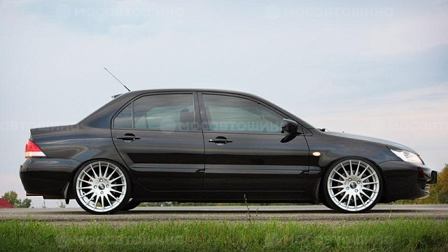 Дискілер OZ Racing Superturismo GT R20 на автомобиле Mitsubishi Lancer EVO 9 [24]