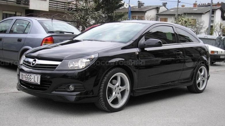 Дискілер Momo Fxl One R18 на автомобиле Opel Astra H [189]