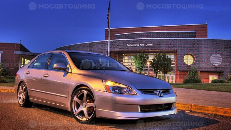 Дискілер Enkei ZR2 R18 на автомобиле Honda Accord [1167]